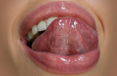 Téléchargez les photos : Des lèvres rouges d'art. Sexy womans bouche ouverte, lécher, la langue qui sort - en image libre de droit