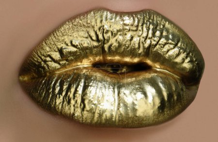 Téléchargez les photos : Peinture dorée sur les lèvres. Lèvres dorées, bouche femme sensuelle - en image libre de droit
