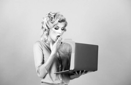 Téléchargez les photos : Surprised business woman face. Young business woman isolated on studio background. Woman with laptop pc computer - en image libre de droit