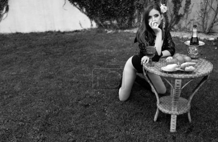 Foto de Mujer joven atractiva con verduras y frutas al aire libre. Picnic sexy - Imagen libre de derechos