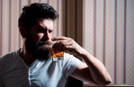 Hombre abuso de alcohol. Resaca hombre deprimido después de beber duro. Malos hábitos de alcohol. Abuso de alcohol