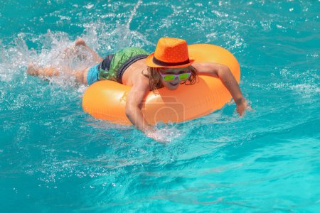 Téléchargez les photos : Enfant dans la piscine. Concept de vacances d'été pour enfants. Portrait d'enfants d'été dans l'eau de mer - en image libre de droit