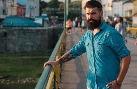 Téléchargez les photos : Jeune homme hipster barbu beau dans la ville - en image libre de droit