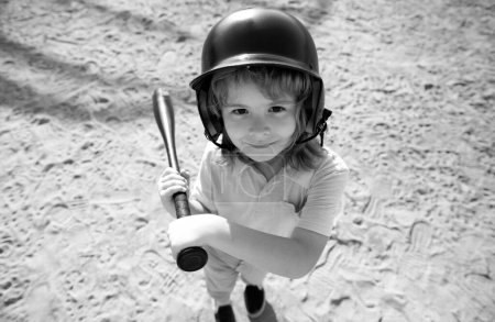 Téléchargez les photos : Batteur d'enfants sur le point de frapper un terrain pendant un match de baseball. Kid baseball prêt à batte - en image libre de droit
