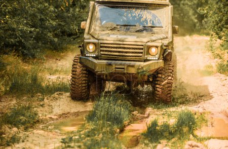 Senderismo 4x4. Off road camión deportivo entre montañas paisaje. Jeep aventuras al aire libre. Concepto de viaje con coche 4x4 grande. Safari suv. Rally de carreras