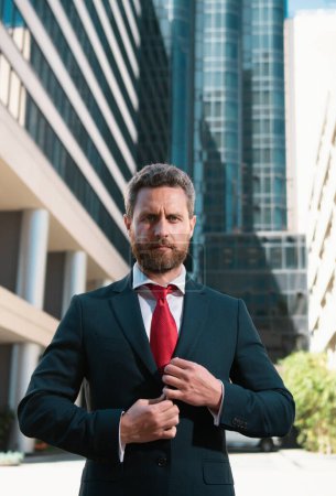 Téléchargez les photos : Portrait d'homme d'affaires devant un bureau moderne - en image libre de droit