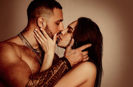 Téléchargez les photos : Un jeune couple amoureux passe du temps ensemble. Homme embrassant et allant embrasser femme sensuelle - en image libre de droit