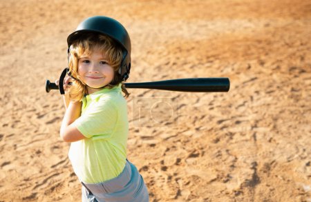 Téléchargez les photos : Garçon en casque de baseball et batte de baseball prêt à batte - en image libre de droit