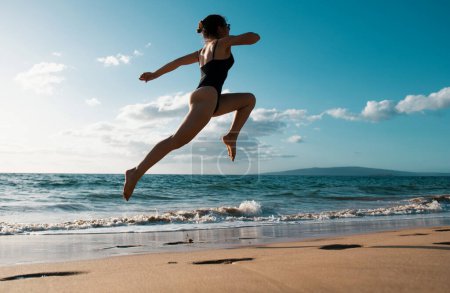Téléchargez les photos : Une femme court sur la plage. Concept de perte de poids - en image libre de droit
