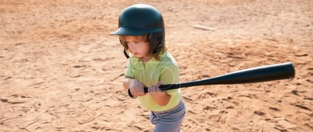 Foto de Niño jugador de béisbol enfocado listo para batear. Niño sosteniendo un bate de béisbol - Imagen libre de derechos