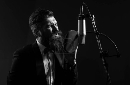 Téléchargez les photos : Singer Man chantant avec un microphone de musique - en image libre de droit