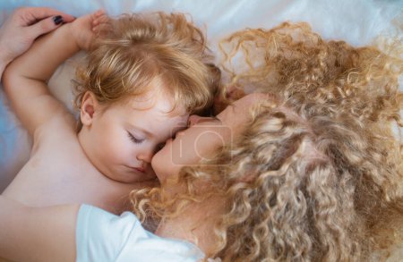 Foto de Madre e hijo durmiendo juntos. Dulces sueños y niños duermen - Imagen libre de derechos