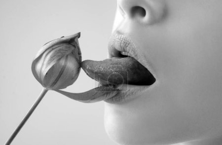 Foto de Labios femeninos con lápiz labial natural. Sensual boca de mujer. Labios con brillo de labios brillante. Labios seductores de una joven - Imagen libre de derechos