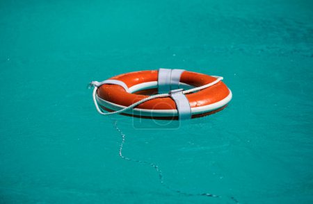 Foto de Boya salvavidas para seguridad en la piscina en el agua. Equipo de seguridad, boya de rescate flotante para rescatar a las personas de ahogamiento - Imagen libre de derechos