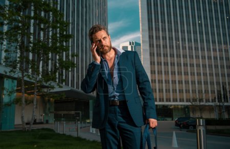Téléchargez les photos : Portrait d'homme d'affaires avec douleur émotionnelle, tristesse debout dans un bureau - en image libre de droit
