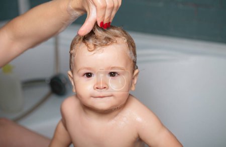 Foto de Baño de burbujas para niños. Pequeño bebé tomando baño, retrato de primer plano de niño sonriente, cuidado de la salud e higiene de los niños - Imagen libre de derechos