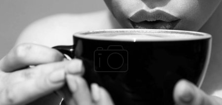 Téléchargez les photos : Gros plan femme lèvres rouges boire du café. Femme de beauté avec tasse de boisson chaude. Profiter du café - en image libre de droit
