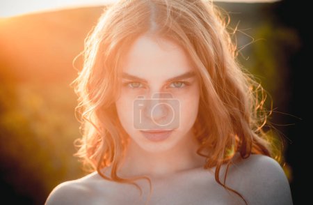 Foto de Hermosa joven posando al aire libre. Chica con estilo en traje casual de verano. Retrato femenino al aire libre - Imagen libre de derechos