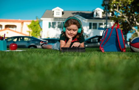 Téléchargez les photos : Kid outdoor education. Child doing homework outdoor. Nerd pupil - en image libre de droit