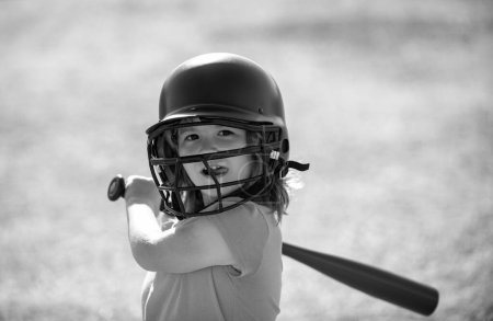 Foto de Pequeño jugador de béisbol infantil enfocado listo para batear. Niño sosteniendo un bate de béisbol - Imagen libre de derechos