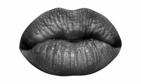 Téléchargez les photos : Les lèvres des femmes s'embrassent, ferment isolé sur fond blanc. Bouche isolée - en image libre de droit