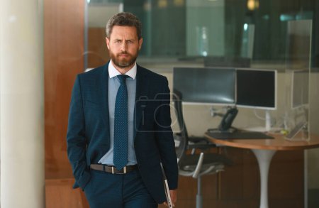 Téléchargez les photos : Homme d'affaires exécutif. Portrait de ceo près du bureau moderne en costume. Joyeux leader debout devant le bâtiment de l'entreprise - en image libre de droit
