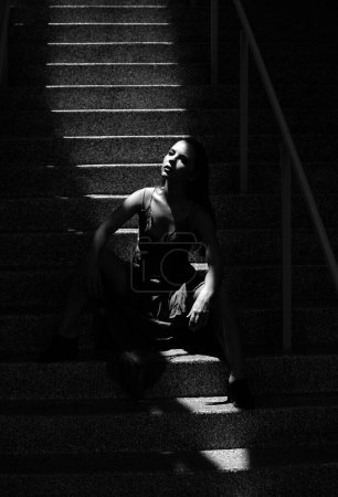 Téléchargez les photos : Belle jeune femme dans les escaliers. Belle jeune femme de mode - en image libre de droit