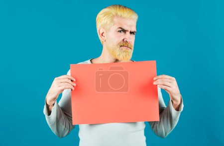 Foto de Hombre sosteniendo vacío tablero en blanco aislado en el fondo de color - Imagen libre de derechos