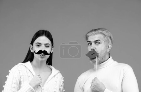 Téléchargez les photos : Concept de genre. Icône sexuelle féminine et masculine. Couple drôle de femme avec moustache et homme aux lèvres rouges. Identité transgenre, égalité et droits de l'homme - en image libre de droit