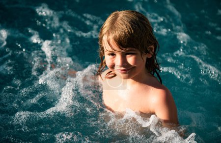 Téléchargez les photos : Enfant nageant. Vacances d'été pour enfants dans la piscine - en image libre de droit