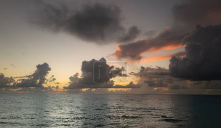 Foto de Puesta de sol en el mar. Océano playa amanecer con cielo nublado calma - Imagen libre de derechos