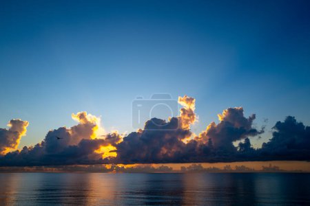 Téléchargez les photos : Coucher de soleil mer. Mer calme avec un ciel couchant à travers les nuages. Méditation océan et fond du ciel. Paysage marin tranquille. Horizon sur l'eau de mer au coucher du soleil. Mer calme avec coucher de soleil - en image libre de droit