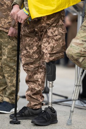 Foto de Soldado veterano ucraniano con prótesis. Guerra en Ucrania. Rehabilitación veterana. Rusia Ucrania guerra, rehabilitación militar. Rehabilitación de veteranos ucranianos, soldado con brazo protésico - Imagen libre de derechos