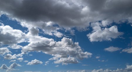 Téléchargez les photos : Ciel bleu et nuages blancs. Ciel nuages fond. Nuageux blanc sur le ciel avec une douce lumière du soleil. Nuages sur fond bleu pastel ciel. Sky Landscape Background. Ciel nuages Fond d'écran - en image libre de droit