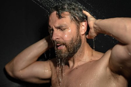 Porträt eines Mannes, der sich unter der Dusche mit Shampoo die Haare wäscht. Haare mit Shampoo waschen. Mann wäscht Haare mit Anti-Schuppen-Shampoo und duscht. Haarpflegemittel, Schaumgel, Shampoo und Lotion