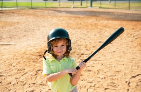 Petit garçon posant avec une batte de baseball. Portrait d'un enfant jouant au baseball