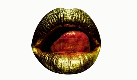 Foto de Labios dorados con lápiz labial dorado sobre fondo aislado. Chica sensual o boca de mujer con oro. Lengua lamiendo labio dorado. Fondo de glamour - Imagen libre de derechos