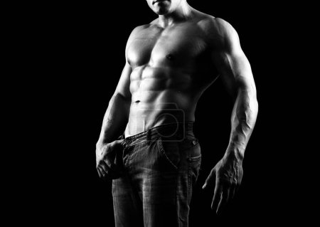 Téléchargez les photos : Homme athlétique muscles fléchissants. Muscle abdominal, abdominaux masculins, pack de six - en image libre de droit