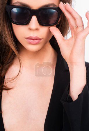 Foto de Hermosa modelo de moda posando con gafas. Chica modelo sensual con piel lisa y maquillaje. Tendencias de belleza. Modelo de moda femenina posando con gafas de sol - Imagen libre de derechos