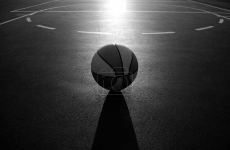 Foto de El baloncesto como símbolo deportivo y deportivo de una actividad de ocio en equipo. Copiar espacio - Imagen libre de derechos