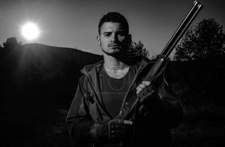 Jäger mit leistungsstarkem Gewehr mit Zielfernrohr, das Tiere beobachtet. Gewehr Jäger Silhouette in schönen Sonnenuntergang