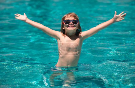 Téléchargez les photos : Détendez-vous dans la piscine d'été. Activités estivales et de natation pour les enfants à la piscine - en image libre de droit