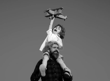 Foto de Piloto de niño. Niño hijo y papá con avión - Imagen libre de derechos