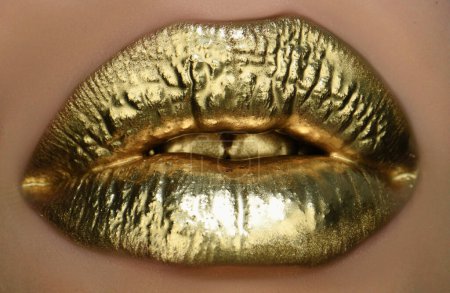 Téléchargez les photos : Lèvres dorées, rouge à lèvres doré sur les lèvres sexy, bouche métallique - en image libre de droit
