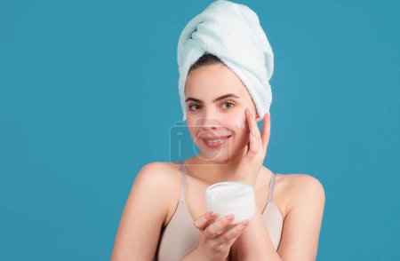 Kosmetikprodukte. Gesichtsmaske, Wellness-Beauty-Behandlung, Hautpflege. Gesichtspflege für Frauen. Schöne junge Frau mit sauberer, perfekter Haut. Porträt eines Schönheitsmodells mit natürlichem Nackt-Make-up