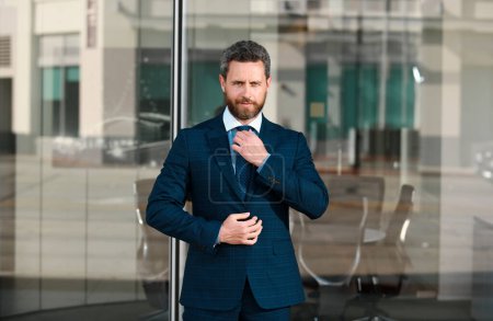 Foto de Hombre de negocios urbano. Un hombre de negocios casual con chaqueta de traje. Retrato de un hombre de negocios maduro - Imagen libre de derechos