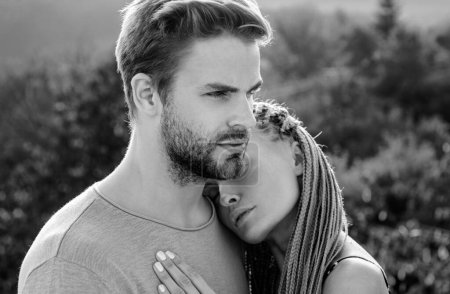 Foto de Romántico hermosa encantadora pareja de amantes besos - Imagen libre de derechos