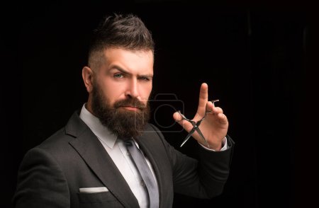 Photo for Portrait of stylish man beard. Barber scissors and straight razor, barber shop. Bearded man, bearded male. Vintage barbershop, shaving - Royalty Free Image
