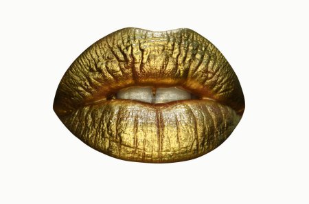 Téléchargez les photos : Des lèvres d'or. Peinture dorée de la bouche. Lèvres dorées sur la bouche de la femme avec maquillage. Design sensuel et créatif pour métal doré - en image libre de droit