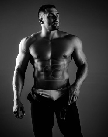 Téléchargez les photos : Homme musclé montrant sa poitrine pendant le strip-tease. Sexy mâle torse nu. Homme musclé - en image libre de droit